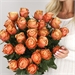 25 персиковых роз Кахала 60 см 2998